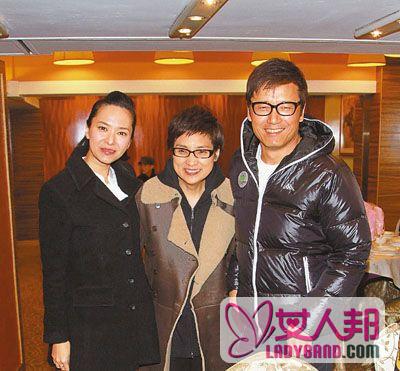 苗侨伟左拥右抱"大小老婆" 替"狐妮"郭羡妮说好话