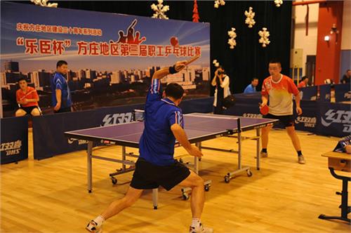 乒乓球张燮林 方庄举办乒乓球邀请赛中国乒坛名宿张燮林为比赛开球