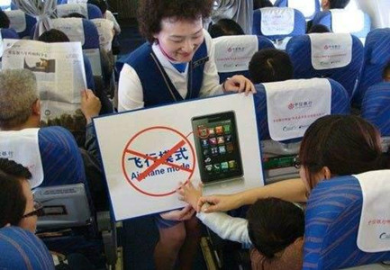 >大快人心！乘客任性玩手机，造成整个航班延误，被警方带走拘留十天