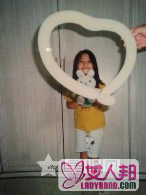 kara成员姜智英推特公开童年照 穿着史努比短裤的可爱模样