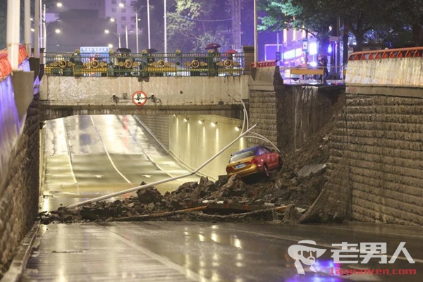 哈尔滨一墙体坍塌 造成一辆出租车掉落