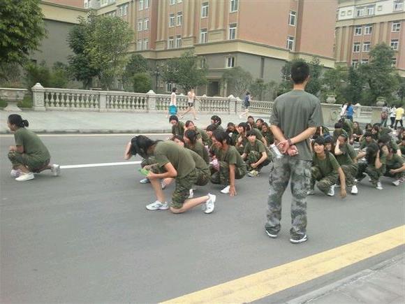 学生军训被罚跪晕倒 女学生被罚写军训小结 不合格要罚跪一小时