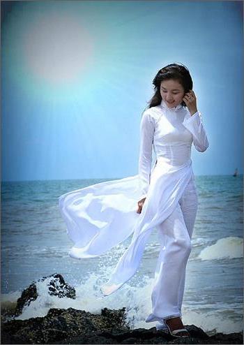 越南将民族服装白色奥黛定为高中女生校服