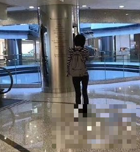 >王菲香港中环购物带三个助理！网友：背影很少女