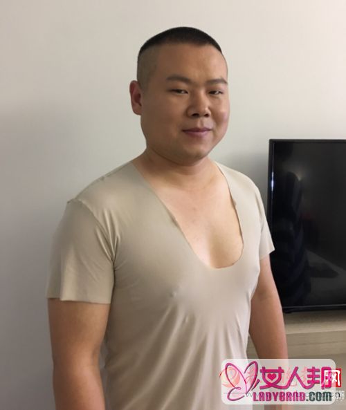 岳云鹏穿肉色深V低胸T恤 事业线平浅露点激凸