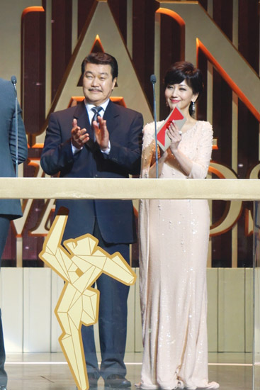 黄锦燊为什么娶赵雅芝 赵雅芝黄锦燊夫妇同台 为亚洲电影奖颁最佳剪接