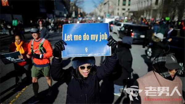 美政府部分停摆20天 被迫休假联邦雇员在多地抗议