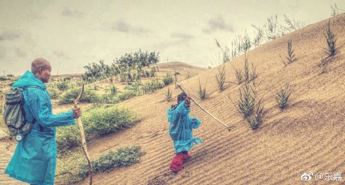 >乐嘉带4岁半女儿徒步穿越沙漠4天走完76公里