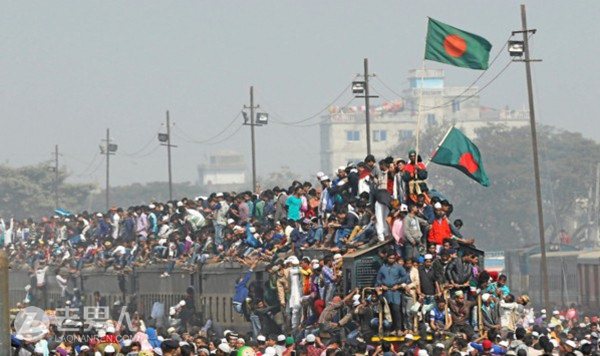 >穆斯林大会秒杀春运 孟加拉国民众挤爆火车站