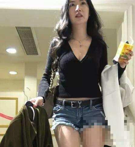 >成熟的女人打扮的时尚好看, 身材照样不输给年轻女性