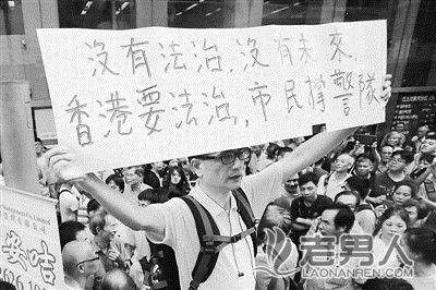 香港警方谴责部分网民煽动围堵机场