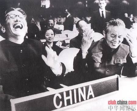 >乔冠华大笑 1971年乔冠华在联大会议上的发言和大笑的照片