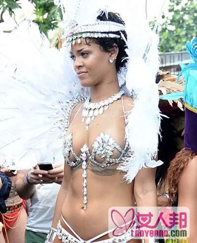 >Rihanna巴巴多斯狂欢 水晶比基尼性感亮相引围观