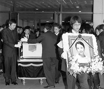 李在皇的妻子 李在皇葬礼郑多彬遗体火化亲友痛哭  郑多彬主演的电视剧