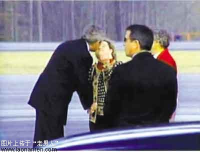 布什颁奖时遭女志愿者强吻 成强吻总统第1人[图]