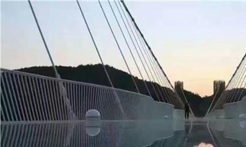 西安玻璃栈道在哪里 玻璃桥“破裂”特效吓坏游客 玻璃栈道真的安全吗?