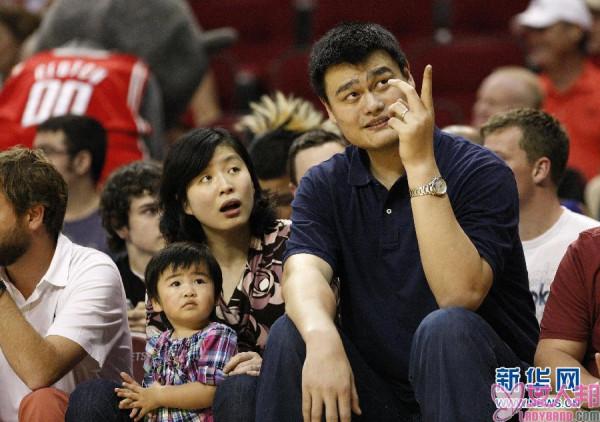 姚明携妻子叶莉和女儿观战NBA