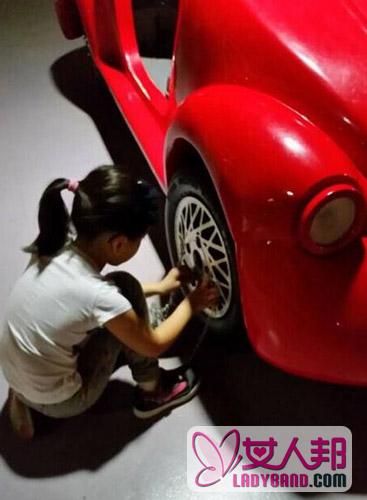 刘涛女儿修玩具车 网友：宝宝心好累，有钱有貌却天天当司机