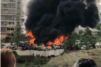 四川停车场大火致200辆车被烧毁 火灾原因正在调查中