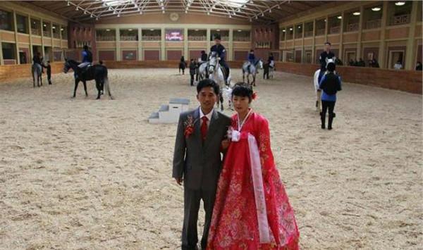 >王莉婚礼 朝鲜马场上的时髦婚礼 骑马拍摄结婚照成民众新宠(组图)