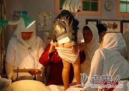 实拍印尼女孩割阴手术