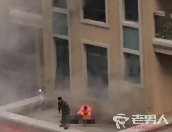江苏一小区发生火灾 现场浓烟滚滚一名消防战士牺牲