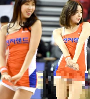 韩国篮球啦啦队女郎们热舞助阵比赛 紧身衣秀超赞曲线灿烂笑容撩动人心