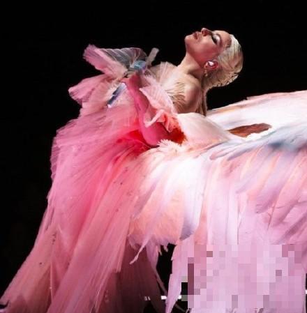 Lady Gaga本届格莱美 红毯和现场表演图真的是仙女本人了