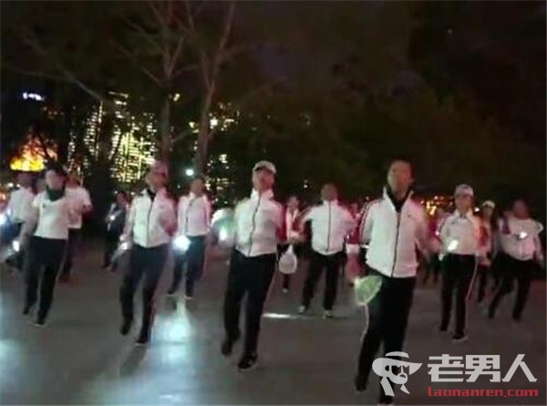 拿灭蚊拍跳广场舞 网友：真是广场舞界的神仙操作