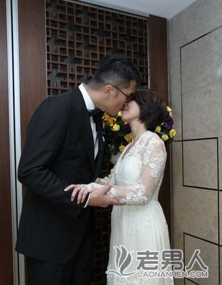 许茹芸与韩国老公大婚热吻：称奶奶觉得他很帅