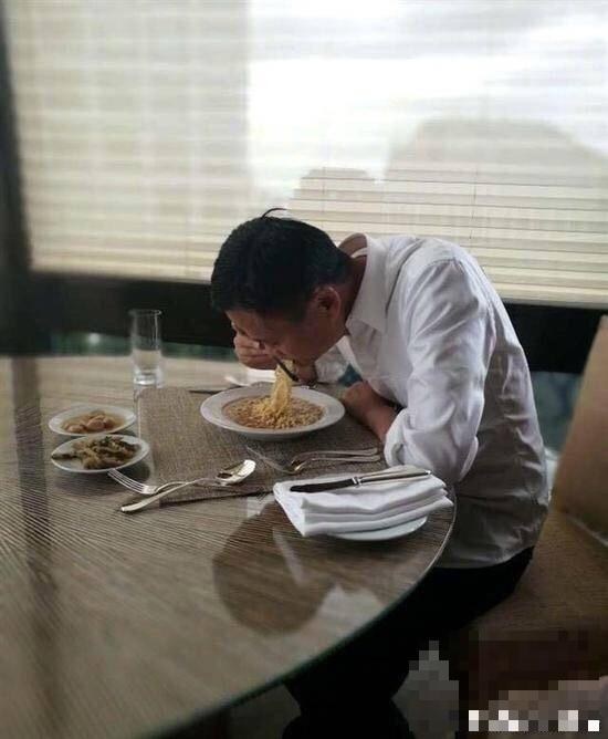 >马云吃方便面咸菜照片竟引来500万人围观，网友：首富不好当