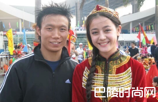 迪丽热巴10年前广州演出照 穿新疆服饰引围观