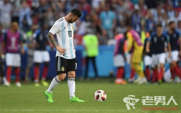 >阿根廷世界杯战败出局 梅西头顶草坪凄凉跪地