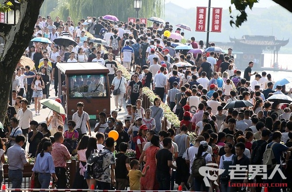 >人太多挤断手机信号 国庆西湖的游客发不了朋友圈