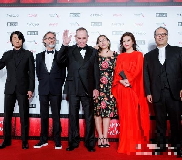 第30届东京电影节开幕，赵薇作为唯一的中国评委穿红裙亮相红毯