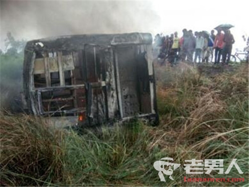 >印度大巴侧翻起火致27人死亡 事发时车上有32名乘客