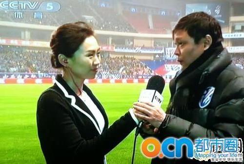 央视记者王楠个人资料照片 范志毅受访摸女记者王楠的手
