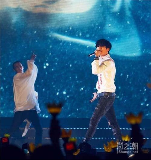 韩国男团BigBang世界巡回演唱会首尔站照片 权志龙引粉丝尖叫
