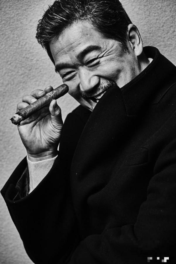 63岁张国立庆生拍黑白写真 手拿雪茄非常有范儿
