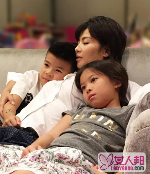 刘涛抱着俩孩子窝在沙发上 大女儿双眼水汪汪