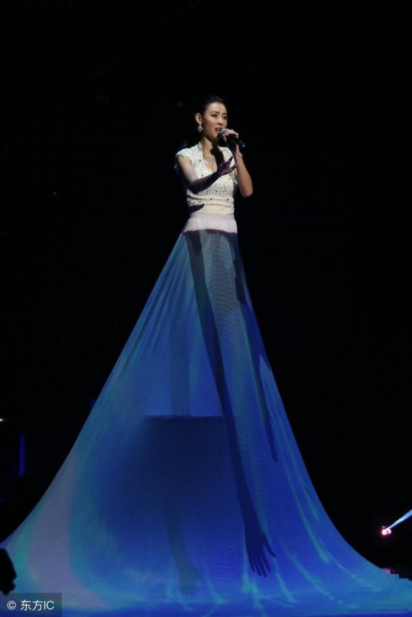 张柏芝现身演唱会，网友：设计师请问下半身的裙子是怎么穿上去的