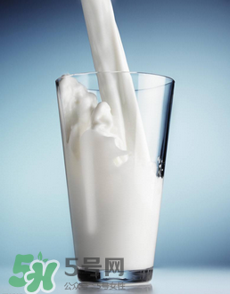 为什么不能空腹喝牛奶？早上空腹喝牛奶好吗？