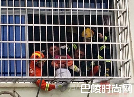 危险！两脚踩空两岁女童被卡防盗网 下半身悬在4楼