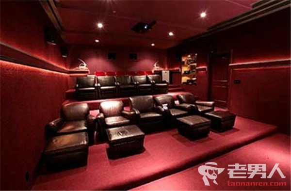 私人影院可看限片 环境私密还配沙发和床
