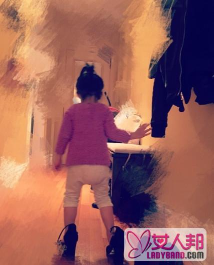 >王力宏3岁女儿偷穿妈妈的高跟鞋 李靓蕾感性发文