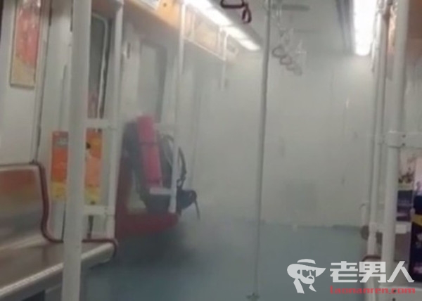 广州地铁车厢冒烟 工作人员将乘客紧急疏散