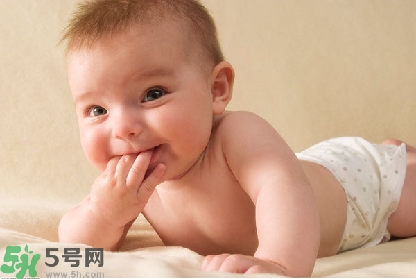宝宝为什么喜欢咬指甲？宝宝咬指甲是怎么回事？