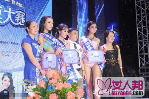 胸模大赛总决赛举行 新疆母女姐妹花获封最美乳房