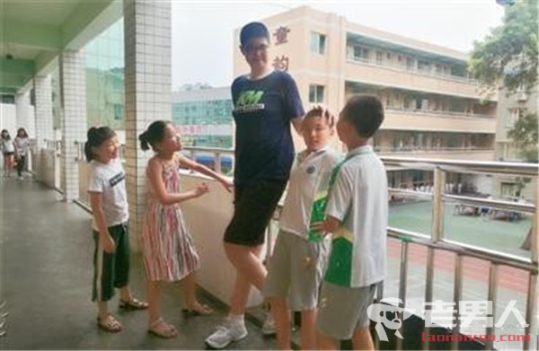 四川11岁男孩身高2.06米 或成世界最高小学生