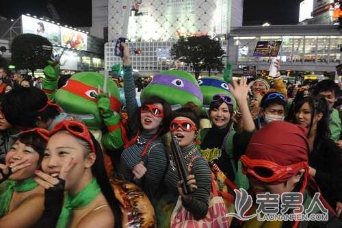 东京涉谷万圣节涌现上百只“忍者神龟”引围观